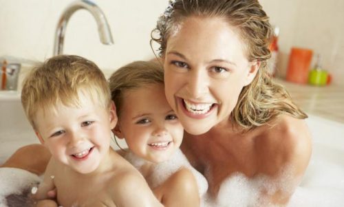 ¿Hasta qué edad es conveniente bañarte con tus hijos?
